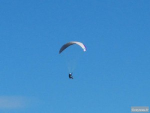 Un parapentiste dans le ciel bleu
