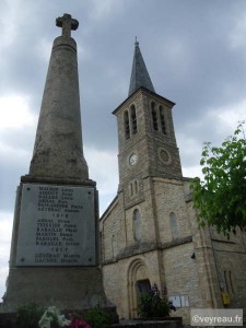 Le Monument aux Morts et l'Eglise de Veyreau