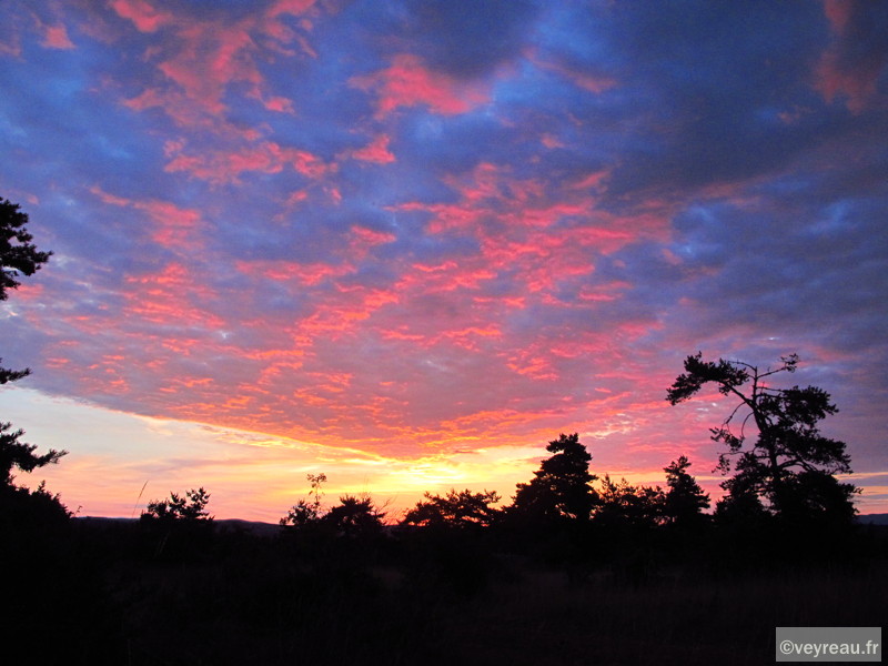 Crépuscule flamboyant sur Veyreau