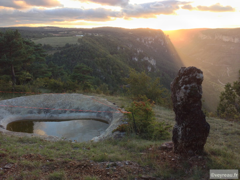 Une Lavogne et un menhir surplombant la Jonte