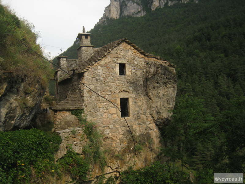 Au creux de la jonte, une maison qui épouse la roche