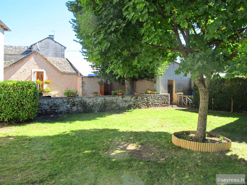 La pelouse devant l'école