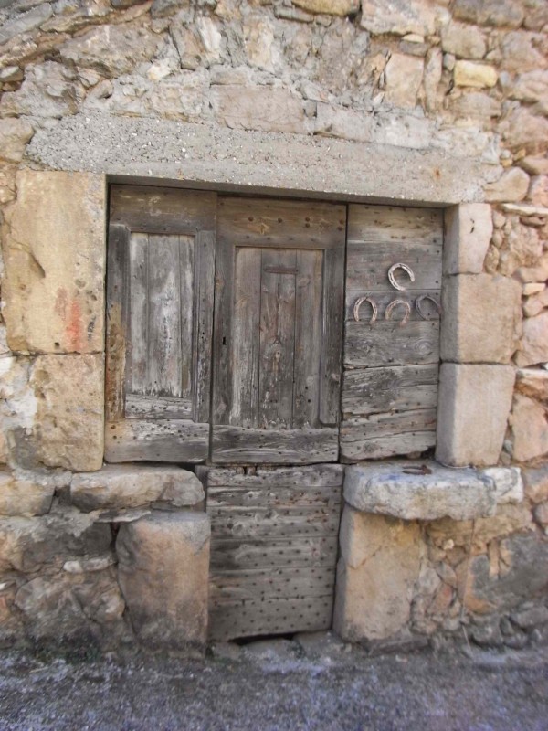 Un ancienne porte à Veyreau