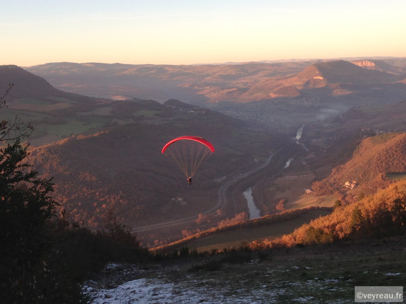 Un parapentiste parti du Puncho d'Agast